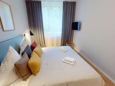 Luxus-Ferienwohnung für 4 Erwachsene & 2 Kinder mit Terrasse und Meerblick