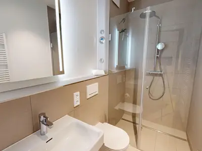 Luxus-Ferienwohnung für 4 Erwachsene & 2 Kinder mit Terrasse und Meerblick