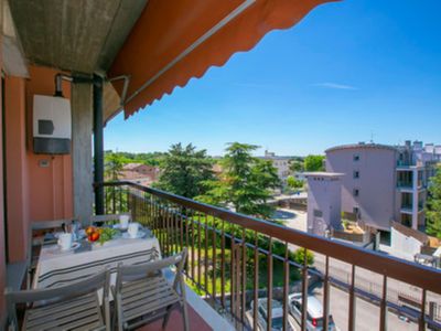 Balkon mit Tisch und Stühlen