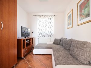 23927349-Ferienwohnung-5-Petrčane-300x225-3