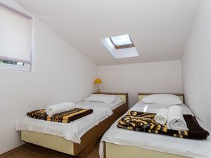 23933652-Ferienwohnung-5-Petrčane-300x225-3