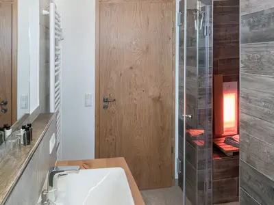 Infrarotkabine mit intergrierter Dusche