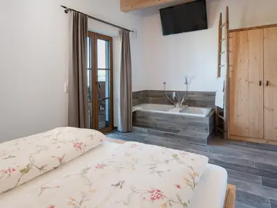 Schlafzimmer mit Whirlwanne
