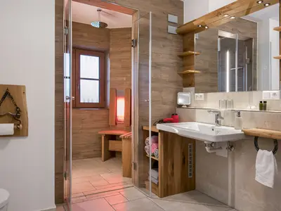Badezimmer mit Infrarotkabine