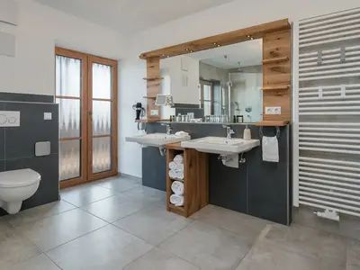 Bad-Dusche/WC mit Whirlwanne und übergroßer Dusche