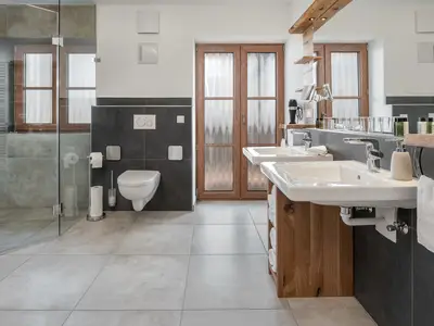 Bad-Dusche/WC mit Whirlwanne und übergroßer Dusche