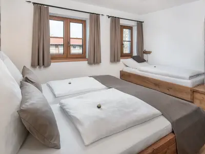 Schlafzimmer mit zusätzlichem Kinderbett