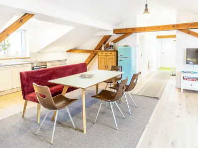 Küchenzeile mit Essbereich