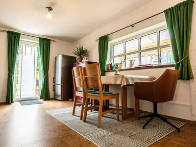 Essbereich mit Blick in das Gewächshaus