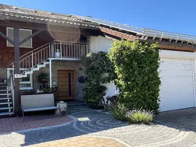 Haus Frontansicht Sommer