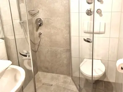 In allen Wohnungen sind die Duschen bodeneben mit Regendusche