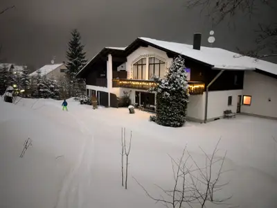 Ansicht Süd - mit den Ski nach Hause