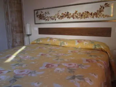 Schlafzimmer mit Doppelbett
