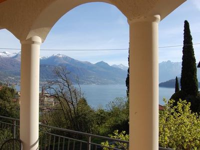 Balkon mit Sicht auf See