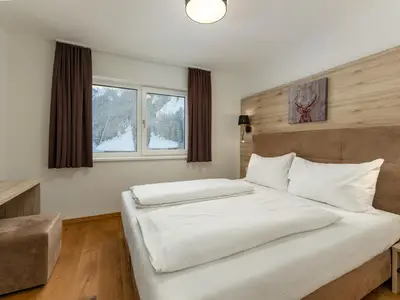 Zwei Schlafzimmer mit Doppelbett und TV