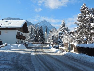 Winter2023_Ansicht von Hauptstraße auf Pfarrkirche und Hochstaufen