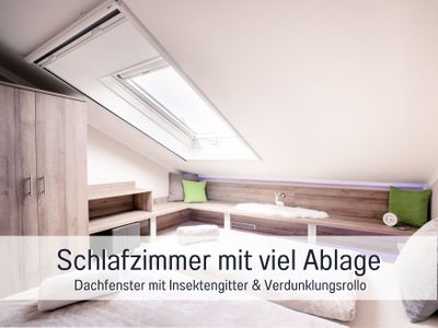 Schlafzimmer_Dachfenster mit Mückenschutzgitter und Verdunklungsrollo_Fewo Schlossblick