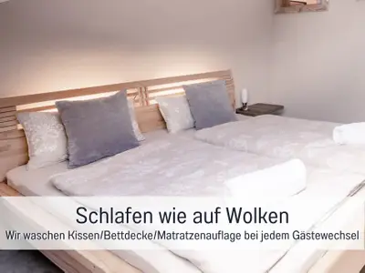 Schlafen wie auf Wolken_Bettdecke und Kissen bei jedem Gästewechsel frisch gewaschen_Fewo Schlossblick