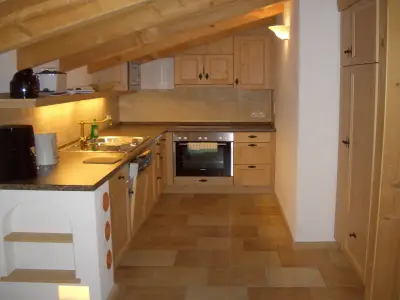 Küche mit Geschirrspüler