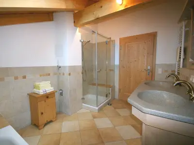 Badezimmer mit separatem WC