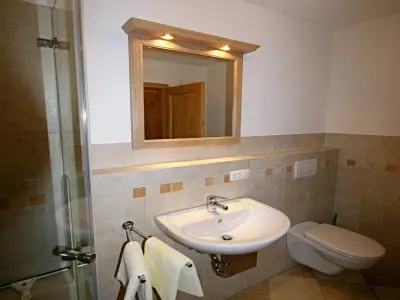 Geräumiges Badezimmer mit Fußbodenheizung