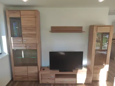 Moderne Wohnwand in Kernbuche mit 49" TV