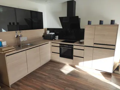 Moderne L-Küche in Holzoptik mit Siemens-Geräten