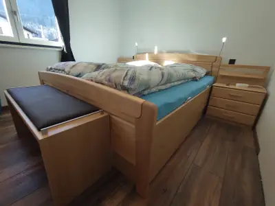 Doppelbett in Komforthöhe 53 cm mit Ankleidebank Birke massiv