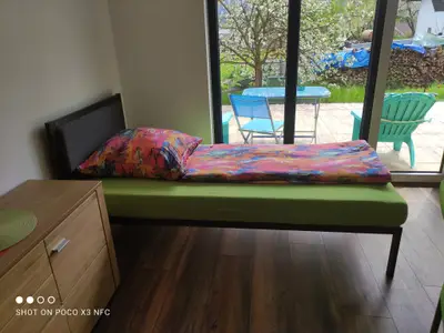 Einzelbett in der großzügigen Wohnküche