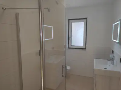 Badezimmer mit bodengleicher Dusche + Wand-WC