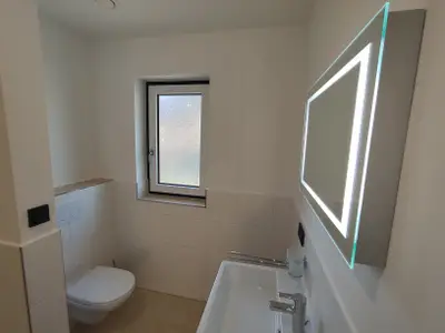 Badezimmer mit WC + LED-Spiegel