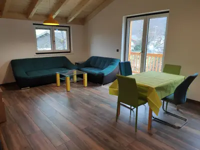 Großzügige Wohnküche mit 2er + 3er Sofa sowie Essgelegenheit