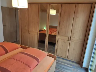 Schlafzimmer mit Schrank Erle massiv