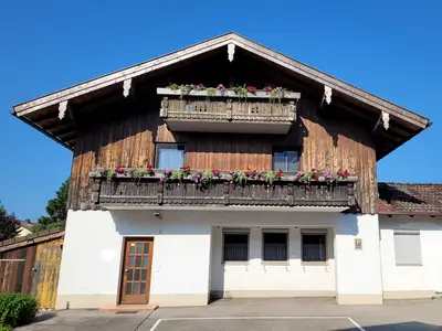 Haus Front und Eingang + Parkplatz FeWo