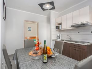 23733073-Ferienwohnung-5-Pinezići-300x225-5