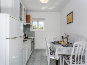 23725280-Ferienwohnung-5-Pinezići-300x225-3