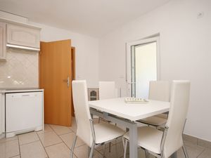 23928511-Ferienwohnung-5-Pinezići-300x225-1