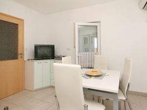 23928512-Ferienwohnung-5-Pinezići-300x225-2