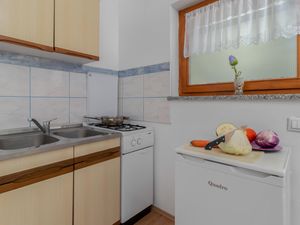 23719125-Ferienwohnung-3-Pinezići-300x225-4