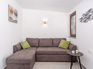 24038577-Ferienwohnung-4-Pinezići-300x225-4