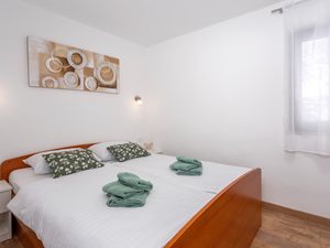 24038577-Ferienwohnung-4-Pinezići-300x225-5