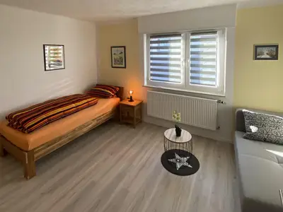 Schlafzimmer 2 mit Bett u. Ausziehcouch