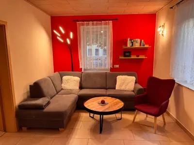 Wohnzimmer mit gemütlichem Sofa (mit Bettkasten)