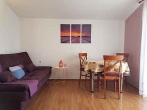 23775152-Ferienwohnung-2-Pirovac-300x225-5