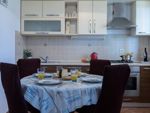 23675675-Ferienwohnung-4-Pirovac-300x225-3