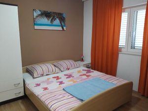 23463611-Ferienwohnung-4-Pirovac-300x225-2