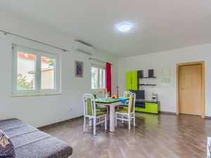 22347849-Ferienwohnung-5-Pirovac-300x225-4