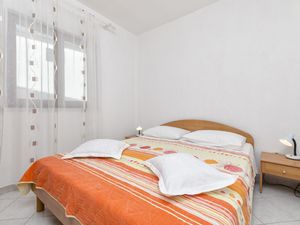 23940360-Ferienwohnung-4-Pirovac-300x225-3