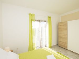 23942614-Ferienwohnung-4-Pirovac-300x225-5