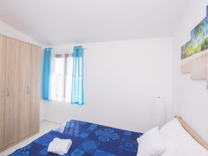 23942612-Ferienwohnung-6-Pirovac-300x225-3